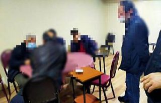 Kapalı olması gereken kıraathanede 28 kişi yakalandı