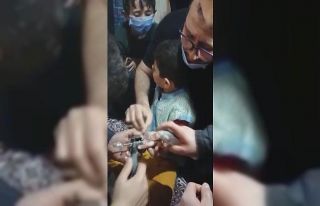 Kapı kilidine parmağını sıkıştıran çocuğun...