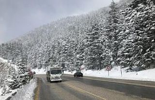 Kar kılınlığının 1 metreye ulaştığı Antalya-Konya...