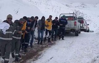 Kar nedeni ile kapanan yolun açılmasını halay...