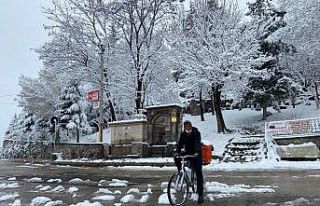 Kar ve soğuk havaya rağmen bisiklet tutkusundan...