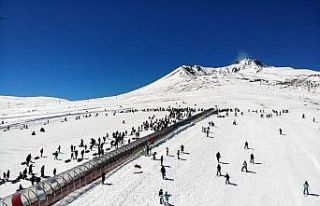 Kar yağdı tatilciler Erciyes’e akın etti