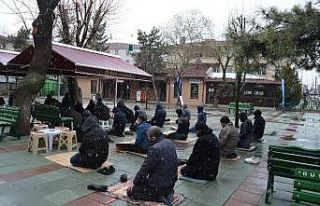 Kar yağışı altında cuma namazı