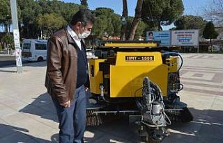 Karacasu sokaklarında süpürge araçları mesaiye...