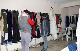 Karaköprü’de ihtiyaç sahipleri mağazada giyiniyor