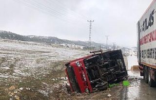 Karaman’da devrilen kamyonetin sürücüsü yara...