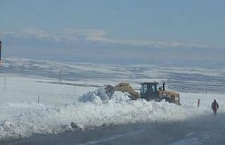 Karayolları Kars-Çıldır yolunda kar temizlemesi...