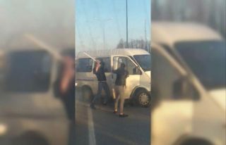 Karayolunda dehşet anları: Minibüsün yolunu kesip...
