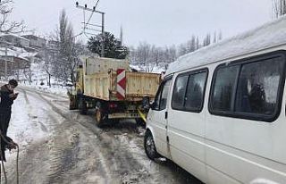 Karda mahsur kalan öğrenci servisi kurtarıldı
