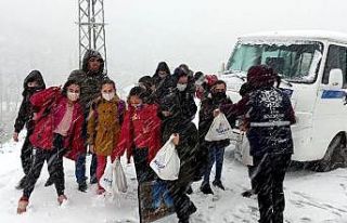 Karda mahsur kalan öğrencilerin yardımına Büyükşehir...