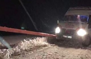 Karda mahsur kalan yolcu minibüsü kurtarıldı