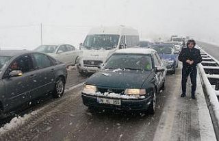 Karda makas atan mermer yüklü tır, ulaşımın...