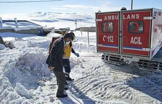Kardan köyde mahsur kalan hasta 6 saatlik zorlu çalışmayla...