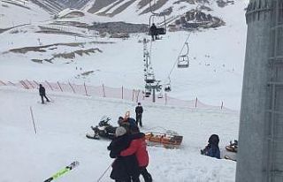 Karlı dağda mahsur kalan 9 kişiyi jandarma kurtardı