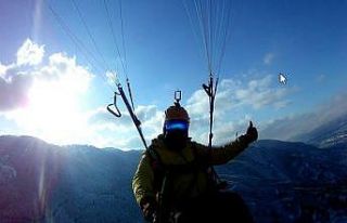 Karlı havada yamaç paraşütü keyfi