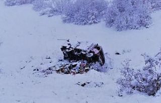 Karlı yolda, kamyonet şarampole devrildi:1 yaralı