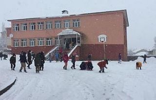 Karlıova’da kar etkili oldu, en çok çocuklar...