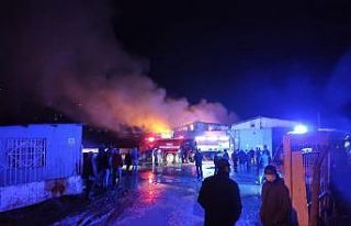 Karton fabrikası yangınına ekipler böyle müdahale...