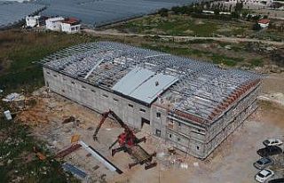 Kaş Ova Spor Salonu Projesi’nde çelik çatı kapandı