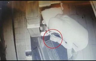 Kasayı bıçakla açamayınca sadaka kutusunu alıp...
