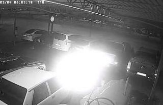 Kasklı kundakçılar galerideki lüks araçları...