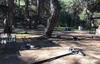 Kaş’ta kimliği belirsiz kişiler parkı tahrip...