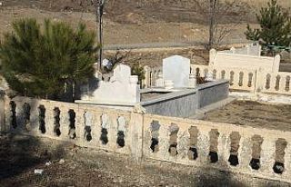 Kastamonu’da bir mezarın taşları tahrip edildi