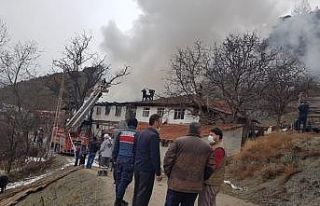 Kastamonu’da iki ahşap ev ve bir samanlık yandı