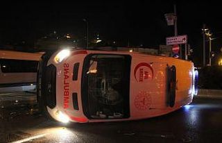 Kavşakta meydana gelen kazada ambulans yan yattı:...