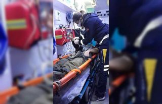 Kayalıklardan düşen vatandaşı itfaiye ekipleri...