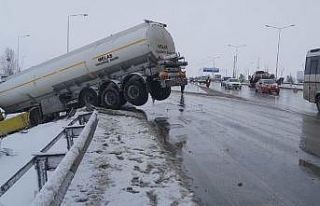 Kayan tanker bariyerleri yıkıp şarampolde askıda...