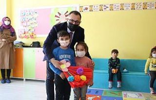 Kayapınar Belediyesinden anaokullarına oyuncak kütüphane...
