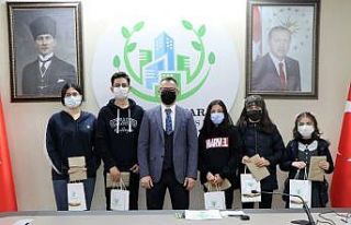 Kayapınar Kaymakamı Koç, başarılı öğrencileri...