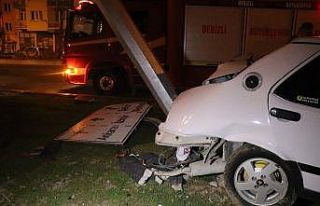 Kayganlaşan yolda aydınlatma direğine çarptı