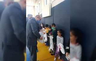 Kaymakam, çocukları sevindirdi