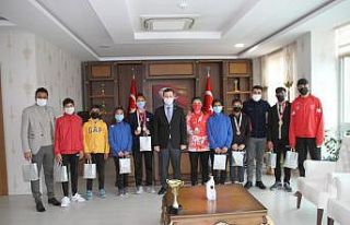 Kaymakam Demirer başarılı sporcuları ödüllendirdi