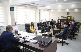 Kaymakam Duru, yarışmada dereceye giren öğrencileri...