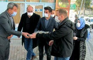 Kaymakam Mutlu irmik helvası dağıttı