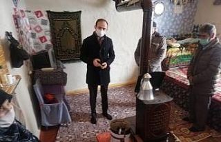 Kaymakam Sak, ihtiyaç sahibi vatandaşları dinliyor