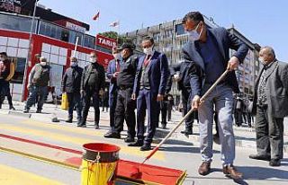 Kaymakam ve başkan yaya geçidini kırmızıya boyadı