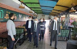 Kaymakam Yiğit, yeniden hizmete açılan işyerlerinin...