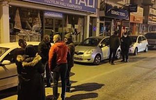 Kaza sesini duyarak evlerinden çıkan araç sahipleri...