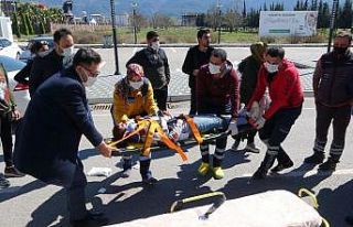Kaza yapan ailenin yaralı çocuğu kurtarma telaşı