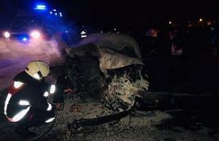 Kaza yapan araç alev aldı, 2 kişiyi vatandaşlar...