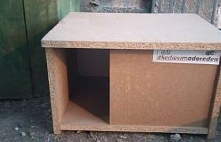 Kedi evlerini hayvanseverlere hediye etti