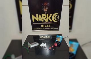 Kek paketinde uyuşturucu ile yakalandı