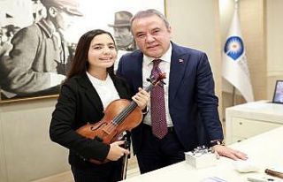 Keman Yıldızı Elif Eroğlu Polonya’da birincilik...