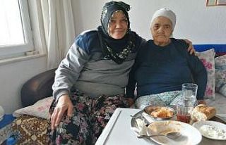 Kendisini felç geçiren annesine adadı