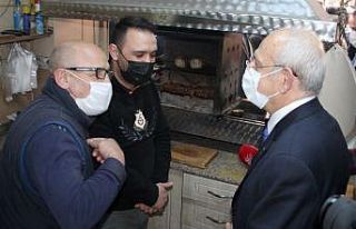Kılıçdaroğlu kokuya dayanamadı kokoreç yedi