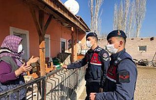 Kırıkkale’de jandarma yaşlı vatandaşları unutmuyor